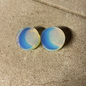 Glass plugs